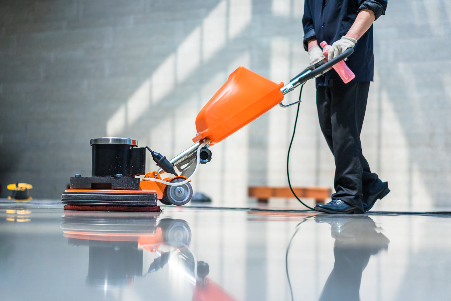 Cleaning machine in use without soap for effective maintenance